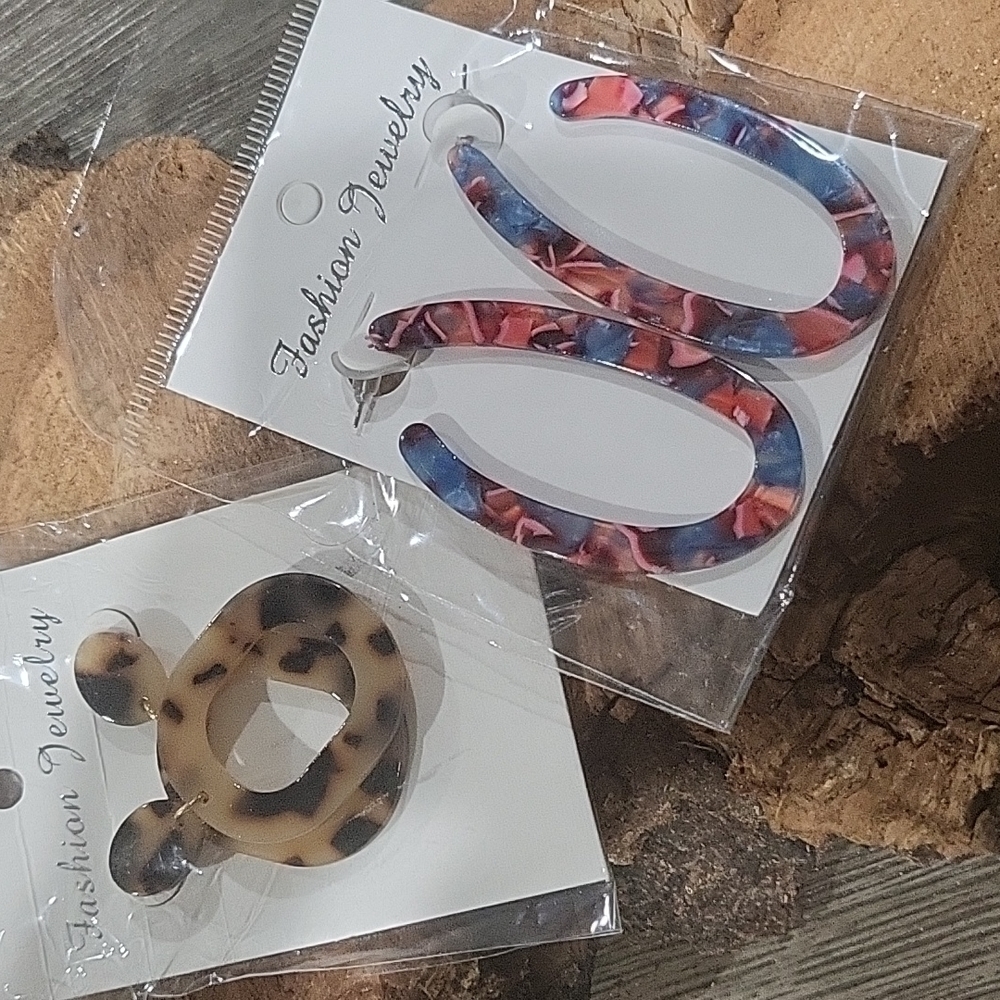 2 pairs of earrings